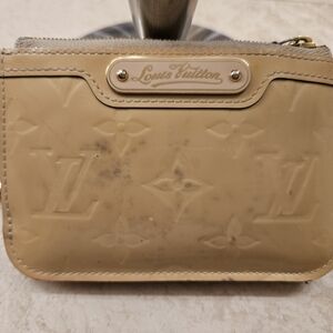 AUTHENTIC Louis Vuitton Pouchette Cles Tan Pomme D'mour Vernis Leather Coin Case